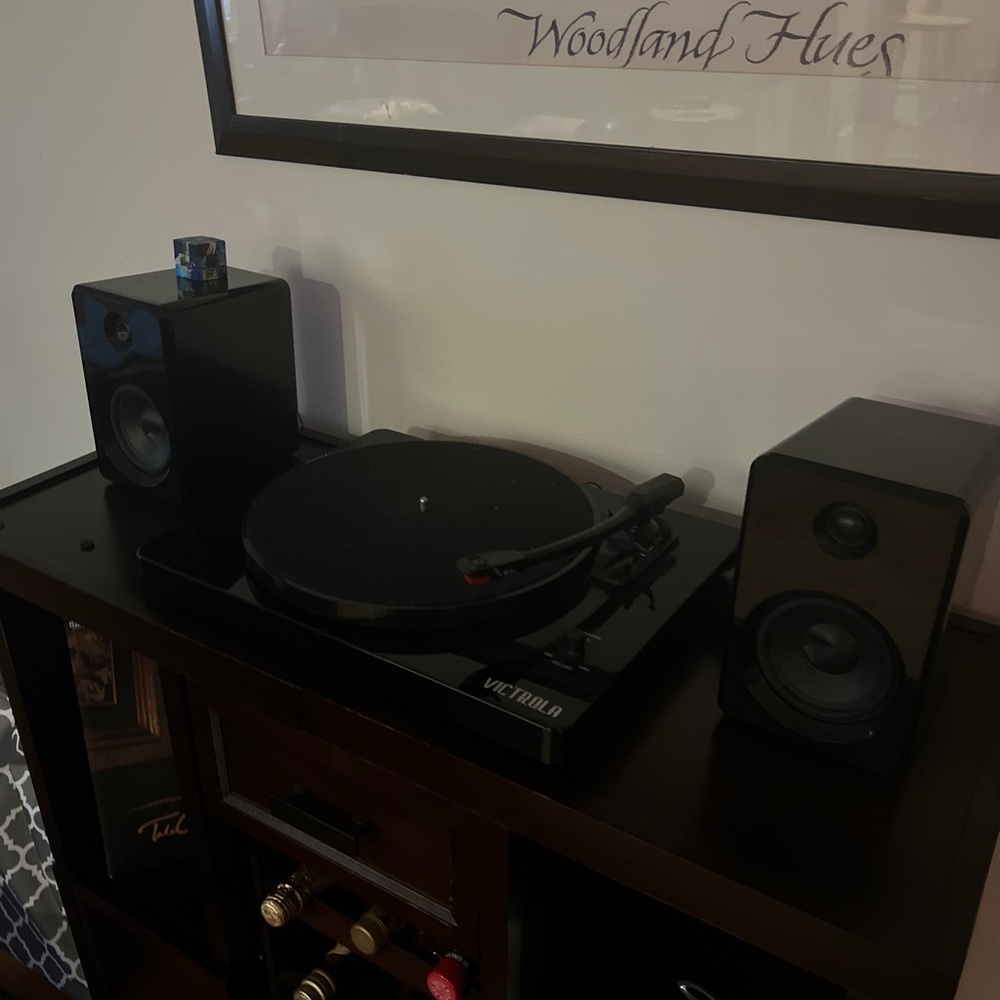 Victrola Modern Bluetooth Stereo Turntable ITUT420 Black + 2 Record Albums